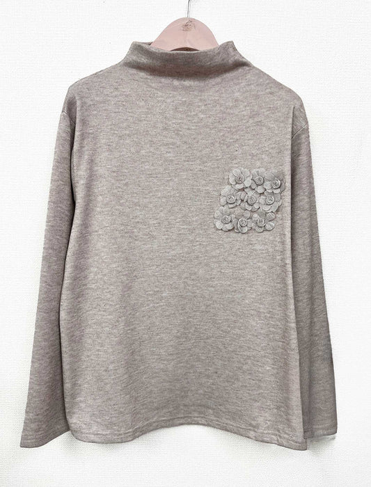 立体花モチーフ付 ハイネックプルオーバー